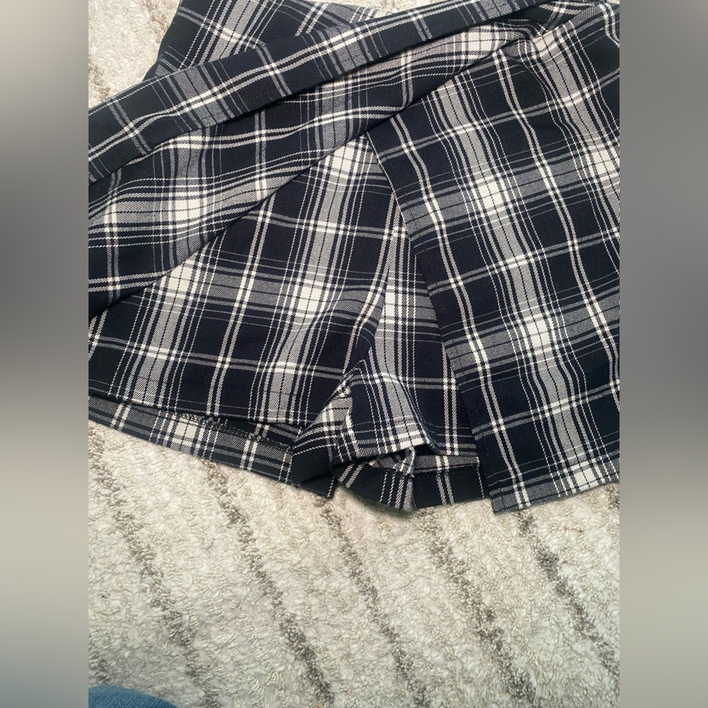 Brandy Melville Black & White Plaid Wrap Skort – One Size - Picture 5 of 7